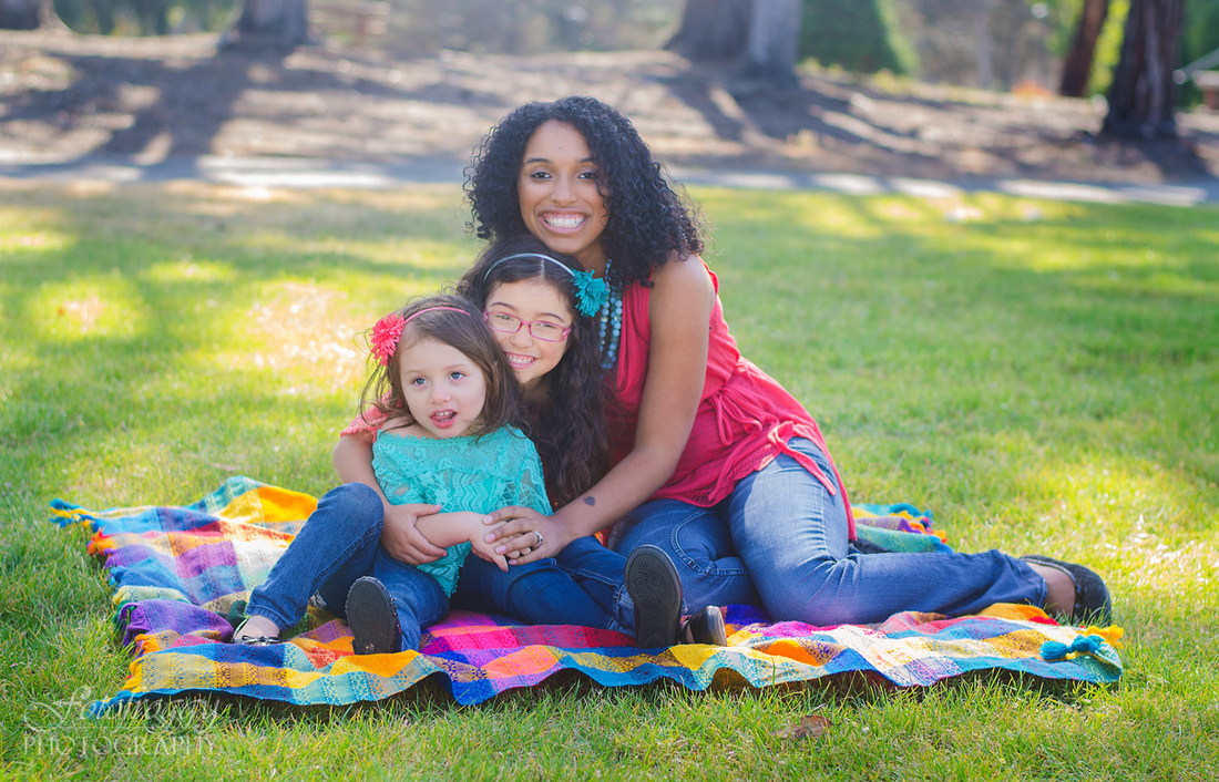 Mothers Day portraits - Cute Mom & 2 Daughters - Rainbow Blanket - Fotofroggy Photography