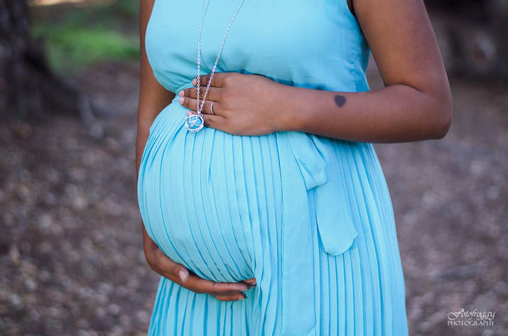 Baby bump in light blue with Harmony necklace - www.fotofroggy.com